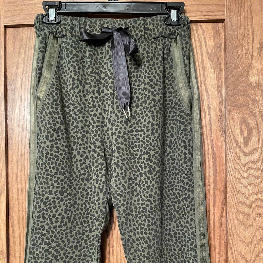 Baci brand straight leg animal print pull on pant